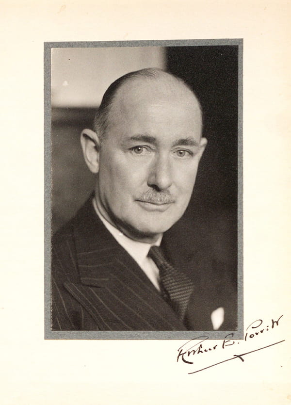 Signed monochrome photographic portrait of Arthur Espie Porritt as an older man.